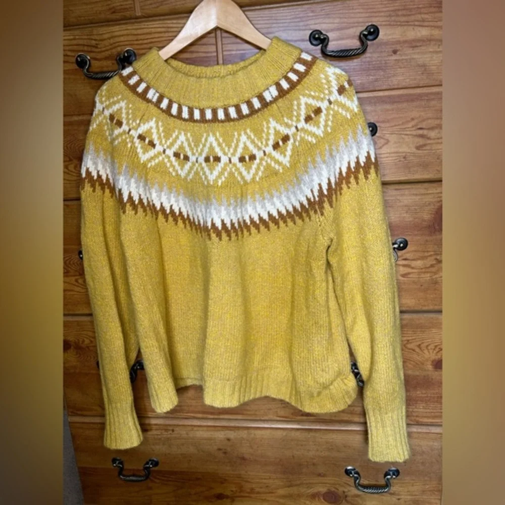 American Eagle Outfitters Yellow Patterned Sweater - Picture 1 of 3